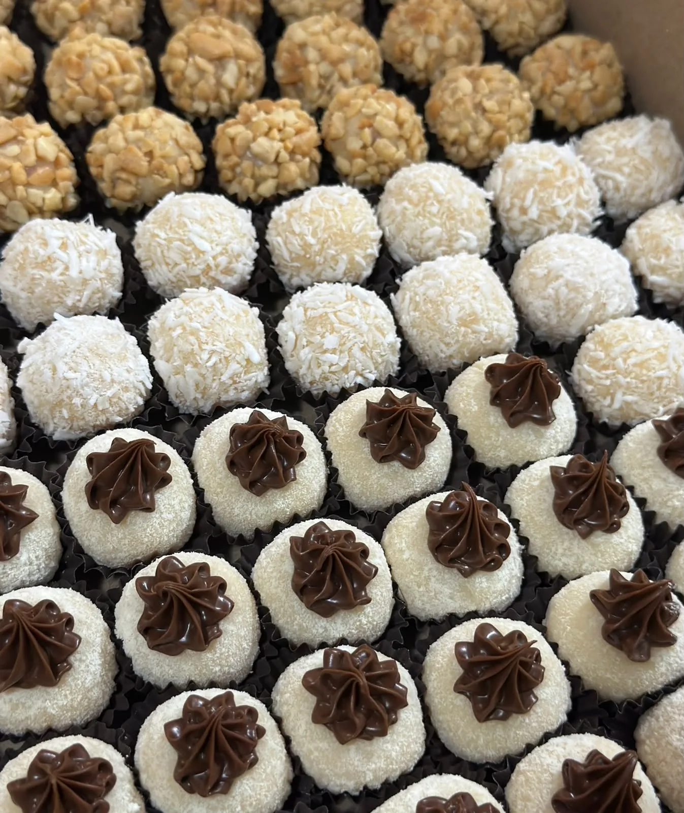 Bandeja de brigadeiros e beijinhos: bolinhas com granulado, coco e cobertura de chocolate